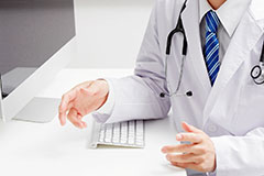 診療を行う医師