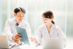 治療をサポートする医師