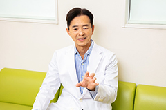 笑顔で話している医師